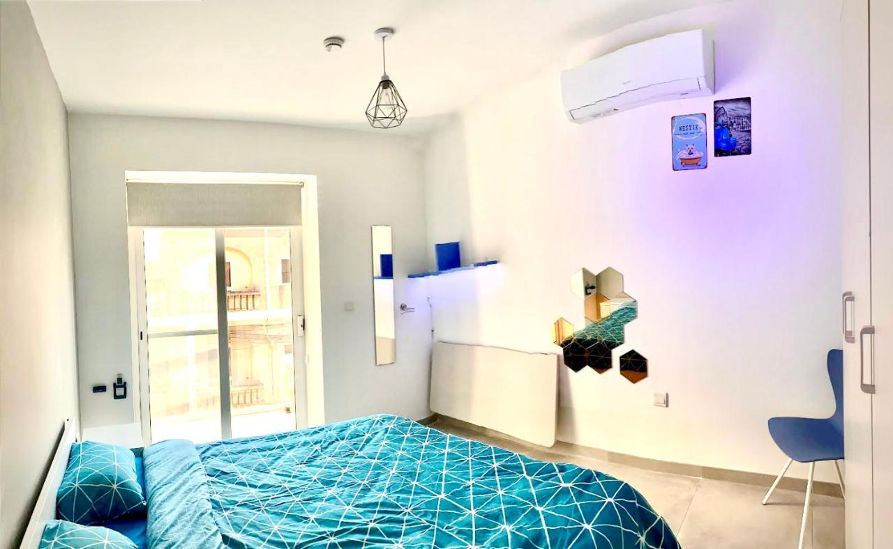Central- Private En-Suite With Balcony In Shared Residence Pietà Esterno foto